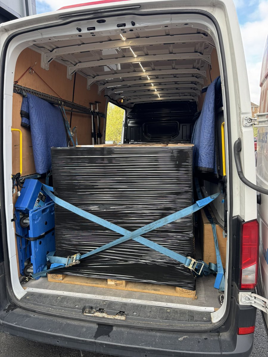 SameDayCoventry's tweet image. Tally Ho….🚚

3 x #pallets loaded &amp;amp; secured in #Coventry, now it’s over to #Peterborough for a collection, then it’s up to #Scunthorpe to deliver the pallets, then a collection out of #Doncaster, then it’s down to #Ripley and #Birmingham with my last 2 deliveries. 🚚 

Proper
