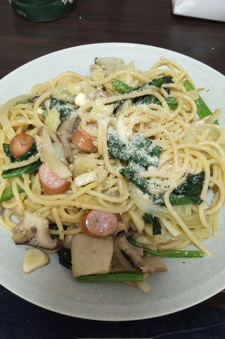 ホットプレートで作る、ほうれん草とエリンギのペペロンチーノ。コストコのストックがたくさんあるのでお昼は安く済ませる😅200円くらい。なかなか美味しくできた。 