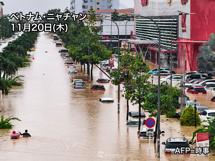 wni_jp's tweet image. ＜ベトナム　大雨被害広がる＞
ベトナムでは先週後半から断続的に大雨となっていて、地滑りや洪水などの被害が相次いでいます。22日(土)頃まで雨の強まりやすい状態が続く見通しで、警戒が必要です。
weathernews.jp/news/202511/20…