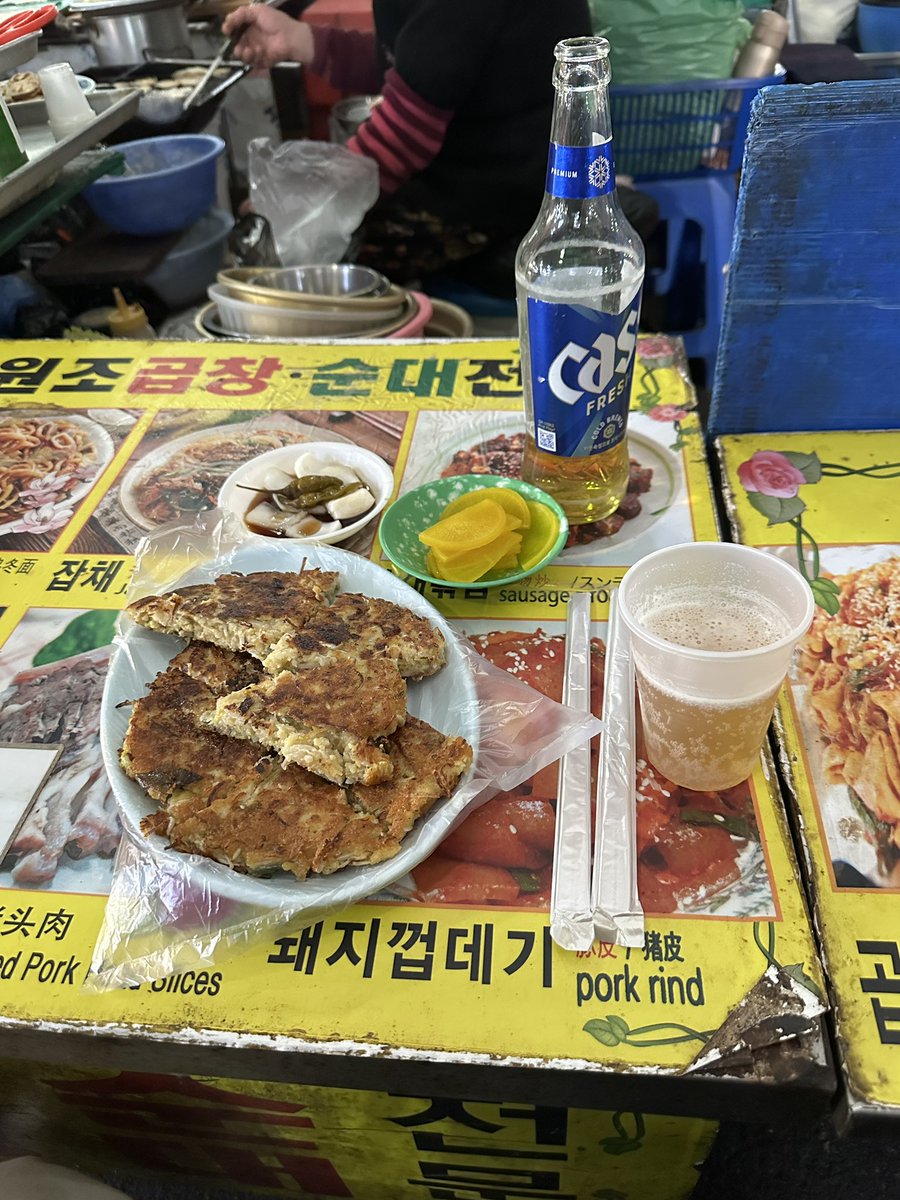 thregiprincess's tweet image. 어제 친구랑 광장시장 구석에 앉아 빈대떡에 맥주 마시는데 
친구가 지금 홍상수 영화 같다길래 
상황극 시작했는데 둘이 동시에 김민희 역할함 
끝까지 권해효는 없었음