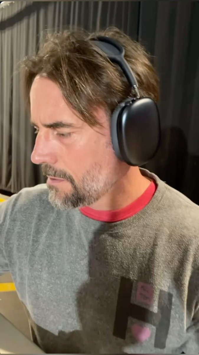 RedDripsPower's tweet image. Chilling.