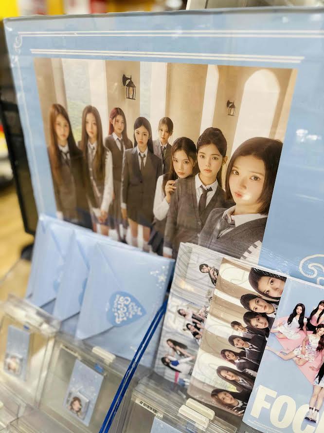 【#Hearts2Hearts】 

The 1st Mini Album 「‘FOCUS’」
＜限定特典付き商品＞入荷しました💙

🎁特典🎁
💙応募抽選用シリアルナンバー 
💙セルフィーフォトカード(9種ランダム)

tower.jp/article/featur…

#S2U の皆様ご来店お待ちしております💜

#하츠투하츠 #H2H #Hearts2Hearts_FOCUS
 #なんばkpop