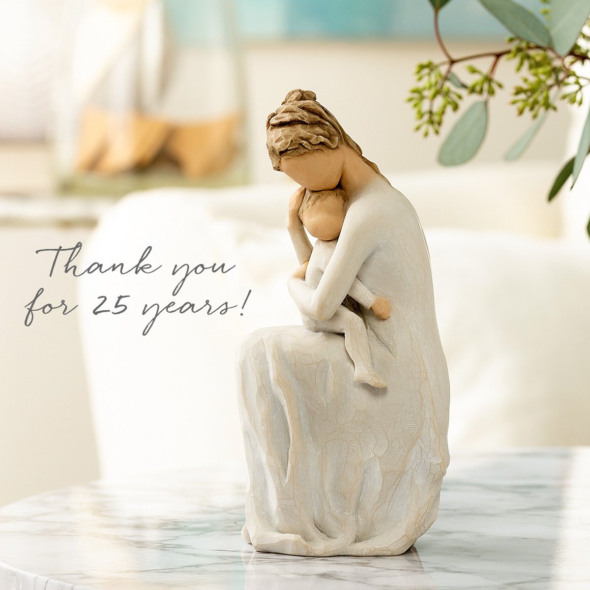 willowtree_jp's tweet photo. ウィローツリー彫像「For Always」
母と子の、何ものにも代えがたい一体感を表現した彫刻です。赤ちゃんを抱くその姿は、無限の愛と永遠の守り合いという静かな誓い。子育ての瞬間を、優雅に永遠に刻みます。
#ウィローツリー #ForAlways #母の愛 #永遠の絆 #スーザンローディ https://t.co/W0M1fdA92q