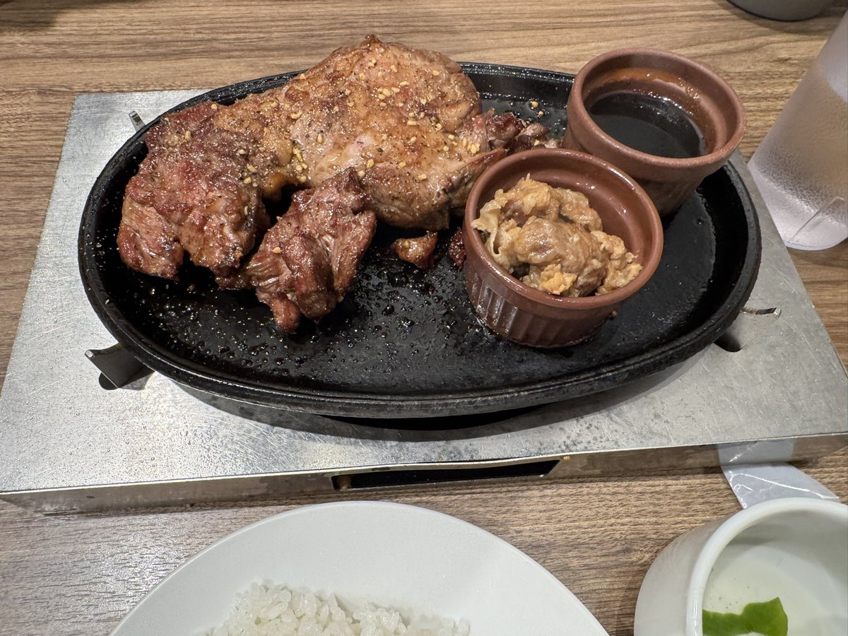 オフィス周辺でランチ探してたら『ステーキMAX』のライススープ付きステーキ300g1630円という安さに惹かれて入った
めちゃくちゃ美味い肉かと言われたらそうじゃないけど、この値段でこの量食べられるのは満足度高い
レシートみたらふらんす亭がやってるらしい