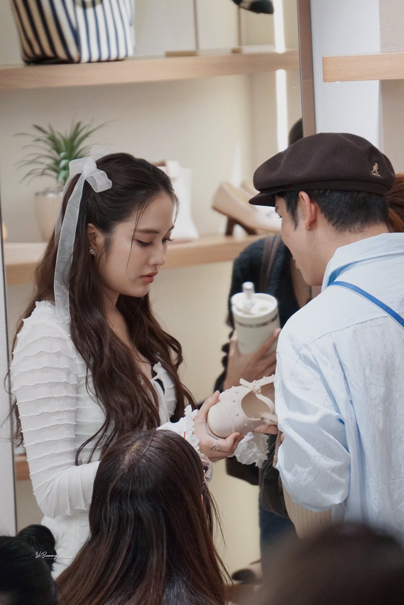 yoongsar's tweet image. Love freen with her new team 🫶🏻

SAROCHA X VIVAIA SIAM CENTER
#FREENxVIVAIATH
#srchafreen