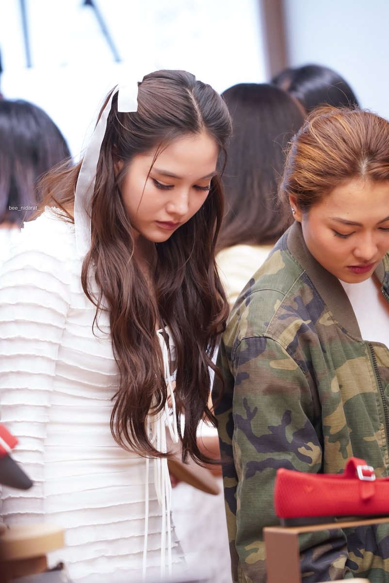 yoongsar's tweet image. Love freen with her new team 🫶🏻

SAROCHA X VIVAIA SIAM CENTER
#FREENxVIVAIATH
#srchafreen