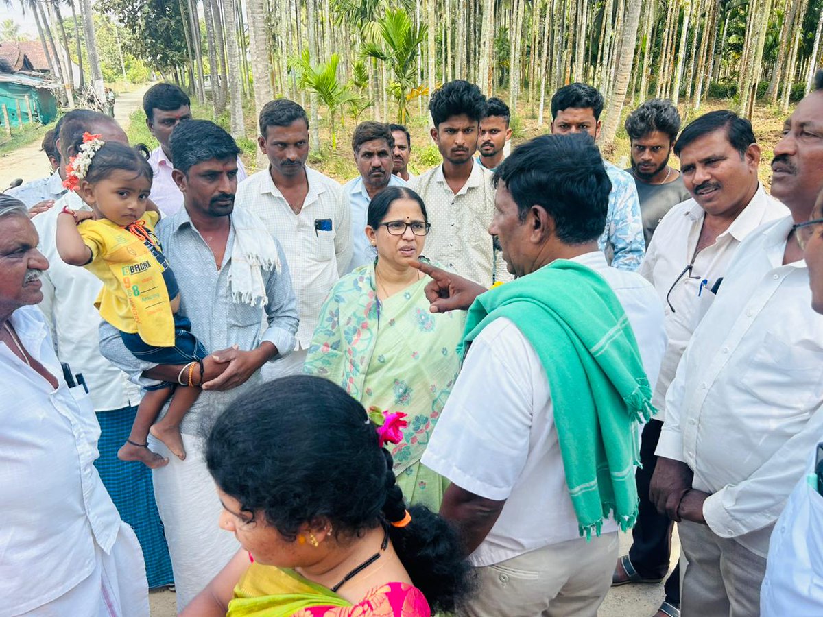 SharadaPuranaik's tweet photo. ಎಮ್ಮೆಹಟ್ಟಿ, ಆಗಸವಳ್ಳಿ, ಬೊಮ್ಮನಕಟ್ಟೆ, ದಾನವಾಡಿ ಹಾಗೂ ಅರಕೆರೆ ಗ್ರಾಮಗಳಲ್ಲಿ ವಿವಿಧ  ಕಾಮಗಾರಿಗಳ  ಗುದ್ದಲಿ ಪೂಜೆಯನ್ನು ನೆರವೇರಿಸಲಾಯಿತು. ಈ ಸಂದರ್ಭದಲ್ಲಿ ಗ್ರಾಮದ ಮುಖಂಡರು, ಗ್ರಾಮಸ್ಥರು ಉಪಸ್ಥಿತರಿದ್ದರು.

#sharadapuryanaik #spn #shivamoggarual #bommanakatte #danavadi #agasavalli #arakere #emmegatti https://t.co/fnthFXOOQW