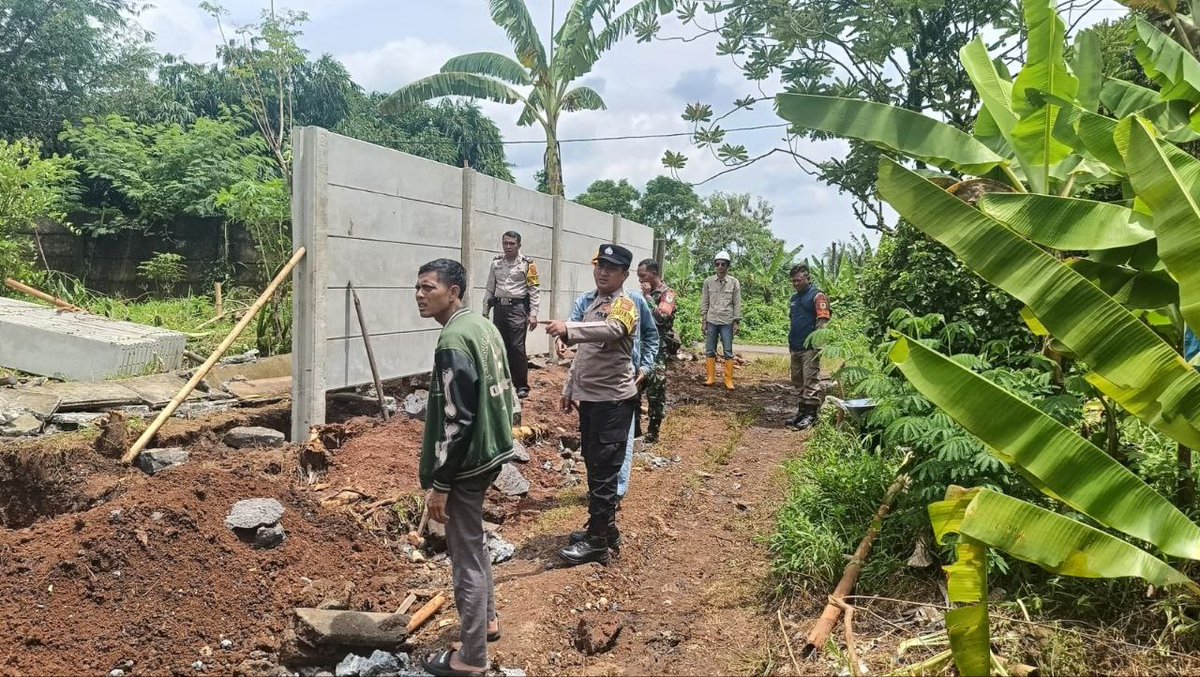 HumaspolsekSBG's tweet image. Bhabinkamtibmas Kelurahan Parung sinergi bersama instansi terkait melaksanakan Pengamanan dan Patroli, sambang kamtibmas di lokasi aset BIB lembang yg ada di blok paseh - bunder wilkum Polsek Subang Polres Subang
#polseksubang
#polressubang
#polda jabar
#polriuntukmasyarakat.