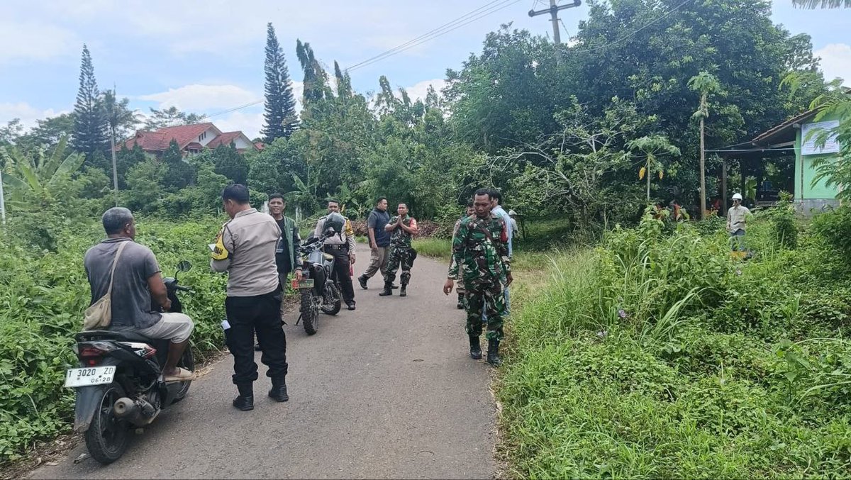 HumaspolsekSBG's tweet image. Bhabinkamtibmas Kelurahan Parung sinergi bersama instansi terkait melaksanakan Pengamanan dan Patroli, sambang kamtibmas di lokasi aset BIB lembang yg ada di blok paseh - bunder wilkum Polsek Subang Polres Subang
#polseksubang
#polressubang
#polda jabar
#polriuntukmasyarakat.