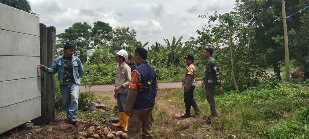 HumaspolsekSBG's tweet image. Bhabinkamtibmas Kelurahan Parung sinergi bersama instansi terkait melaksanakan Pengamanan dan Patroli, sambang kamtibmas di lokasi aset BIB lembang yg ada di blok paseh - bunder wilkum Polsek Subang Polres Subang
#polseksubang
#polressubang
#polda jabar
#polriuntukmasyarakat.