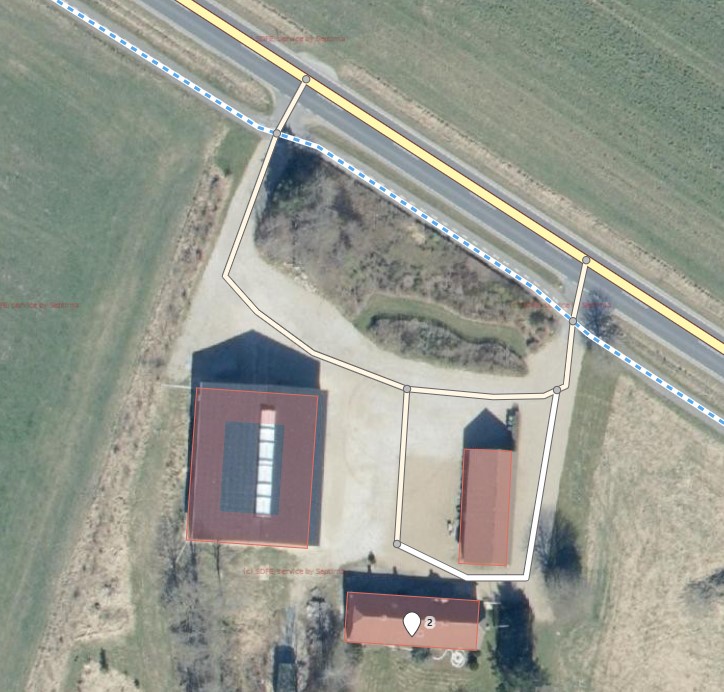 neogeografen's tweet image. Pt. kører gamificationsprojekt i #openstreetmap hvor der systematisk findes nye veje/stier  = OSM  mere indhold end fx GeoDanmarks vejmidter data - se eks. med gård - hvor skærmkort er GeoDK data, mens det andet er OSM. Du kan også være med i projektet  community.openstreetmap.org/t/en-maproulet…