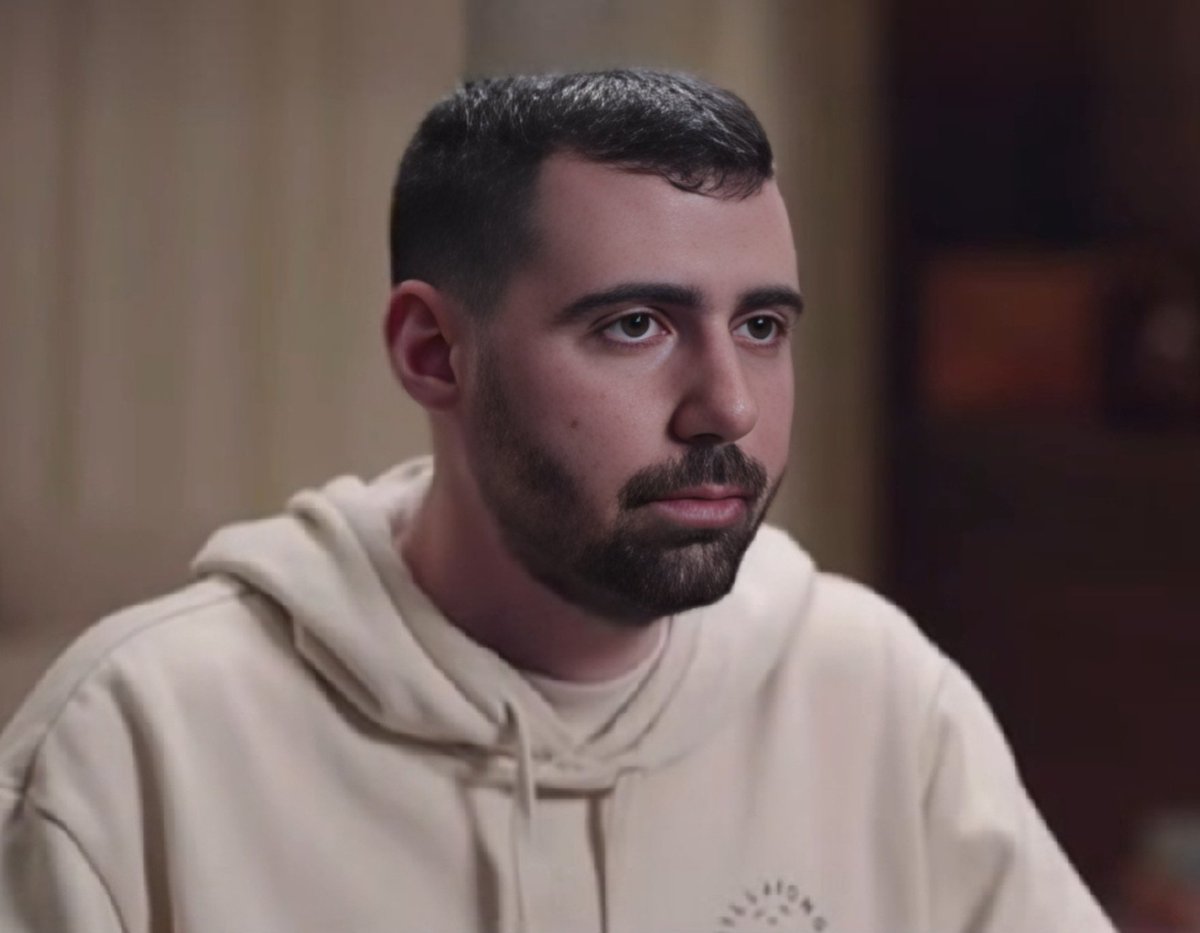 L’ex ostaggio Guy Gilboa-Dalal ha rivelato di aver subito un’aggressione sessuale durante la prigionia:
‘Mi ha lasciato fare la doccia, e quando ho finito mi ha trascinato fuori e non mi ha permesso di rivestirmi. Mi ha gettato su una delle poltrone e ha iniziato a toccarmi tutto