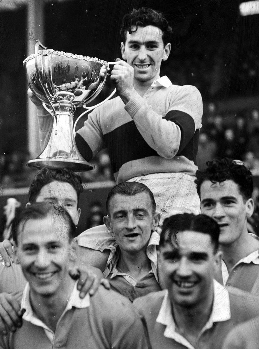 footballmemorys's tweet image. Motherwell&apos;s Andy Paton holds the Scottish League Cup aloft back in 1950

#MFC #Motherwell #TheWell #ScottishLeagueCup
