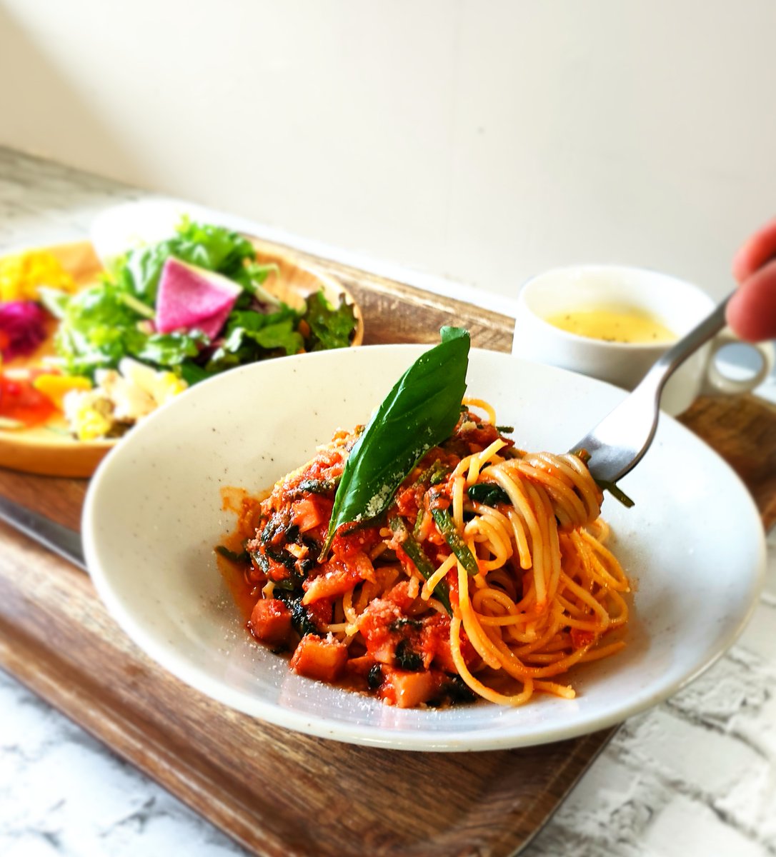 sukusukugaoka's tweet photo. ランチメニューが新メニューとなっています😊
パスタは
///新鮮ほうれん草とツナのトマトソース///
デリ2品とサラダのプレート＆スープで召し上がれ～～～ https://t.co/1EFwg2F8FK