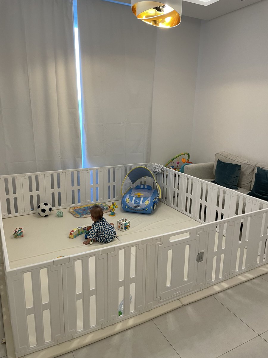 赤子が家中自由に動き回れるようにしたかったけど、こちらの床は転けたら頭かち割れそうなくらい硬い。
カーペットやパズルは掃除が大変。

てことで厚手かつ拭ける素材のマット＆柵で完全に安全なスペースをできる限り広く作成！！
家具なし物件にしてよかった！
思う存分動くがいい！！