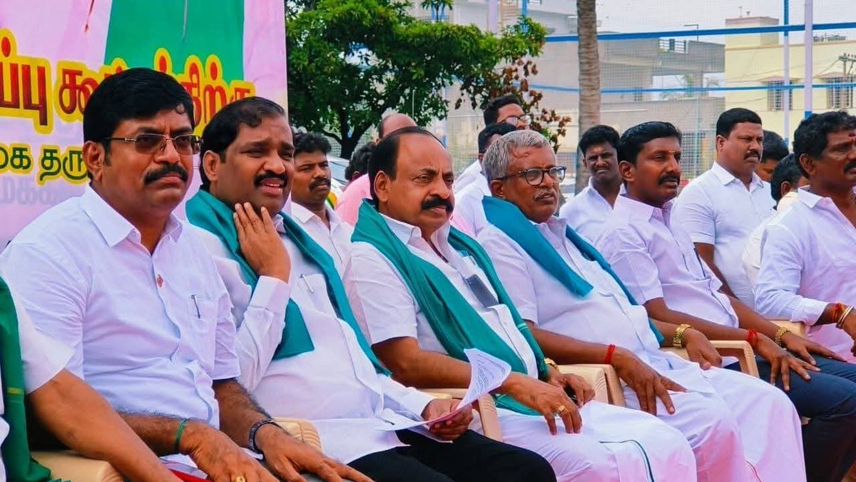 VelmuruganTVK's tweet photo. சுற்றுச்சூழலுக்குப் பெரும் கேடு விளைவிக்கக்கூடிய, சேலம் மாவட்டம் ஜாகிர் அம்மாபாளையம் பகுதியில் தனியார் நிறுவனங்கள் அமைக்க உள்ள ஜவுளிப் பூங்கா மற்றும் சாயப்பட்டறை ஆலைகள்  அமைக்க எதிர்ப்பு தெரிவித்து, விவசாயிகள் மற்றும் கிராம பொதுமக்களின் சார்பாக நடைபெற்ற கருத்து கேட்புக் கூட்டத்தில் பங்கேற்று பேசினேன்.