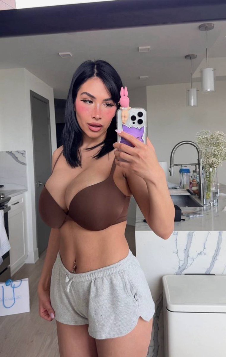 Cvaranne's tweet photo. How do I look ? https://t.co/IBgbbMZ9B0