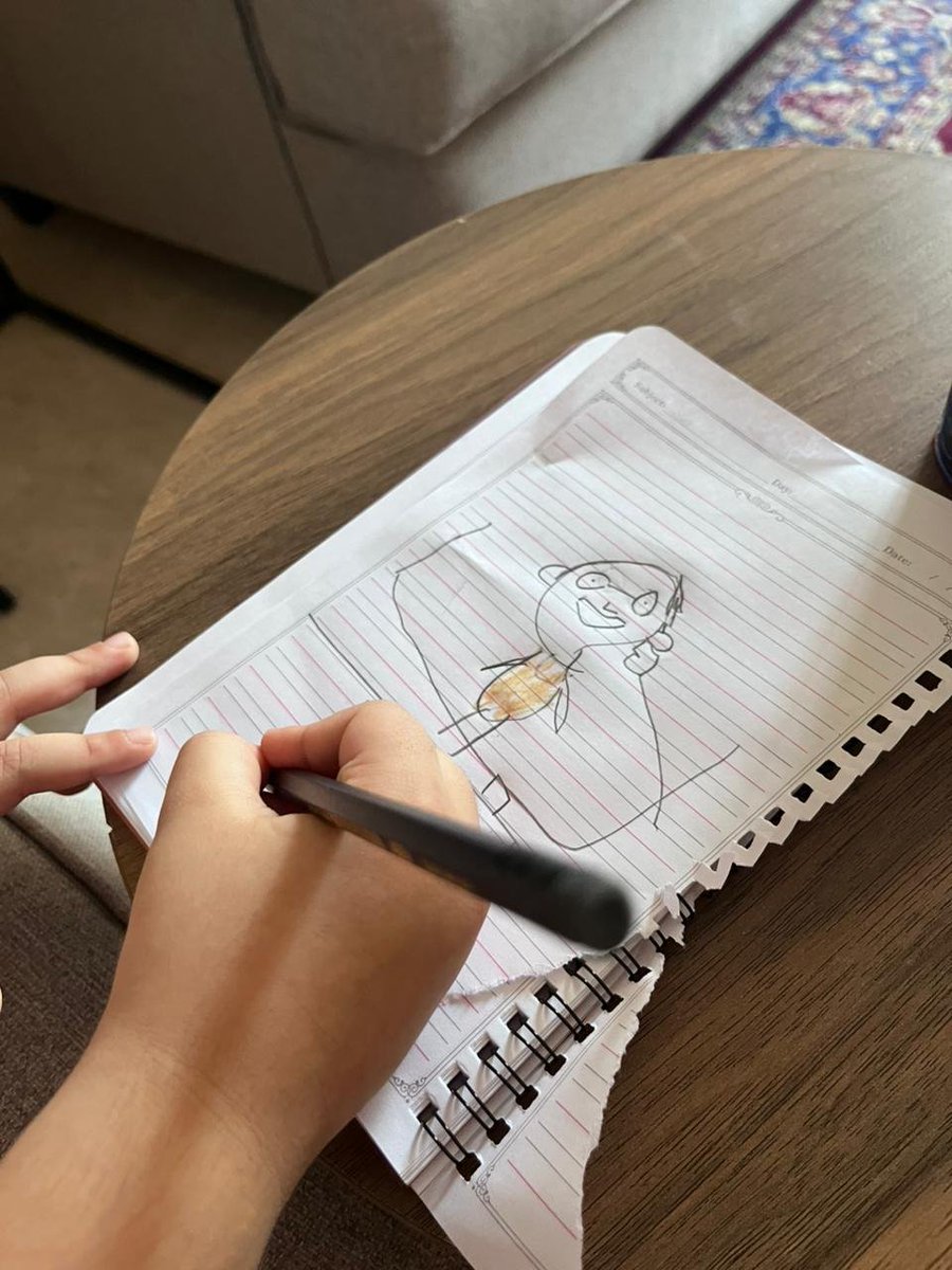 bukholoud's tweet image. كنت اتابع بودكاست العاب @AlaabGaming
واختي الصغيرة الله يحفظها قررت ترسم الشباب مع مايكاتهم 

مشغل الصويان @mish7al
احمد الراشد @AR_1085
واحمد الأحمري @AMAlogy

عاد مشغل واضح بس الله يعينكم تطلعون الأحمدين 😂