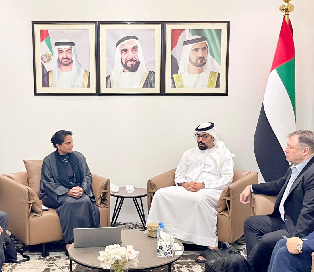 Bangla__Pulse's tweet photo. H.E. Abdulla Ali AlHmoudi met Matthew Davies and Hiba Ali from dnata to discuss stronger cooperation and new partnership opportunities.

#UAE #Bangladesh #dnata #Diplomacy #Aviation
@mofauae https://t.co/lCcKaqlkYs