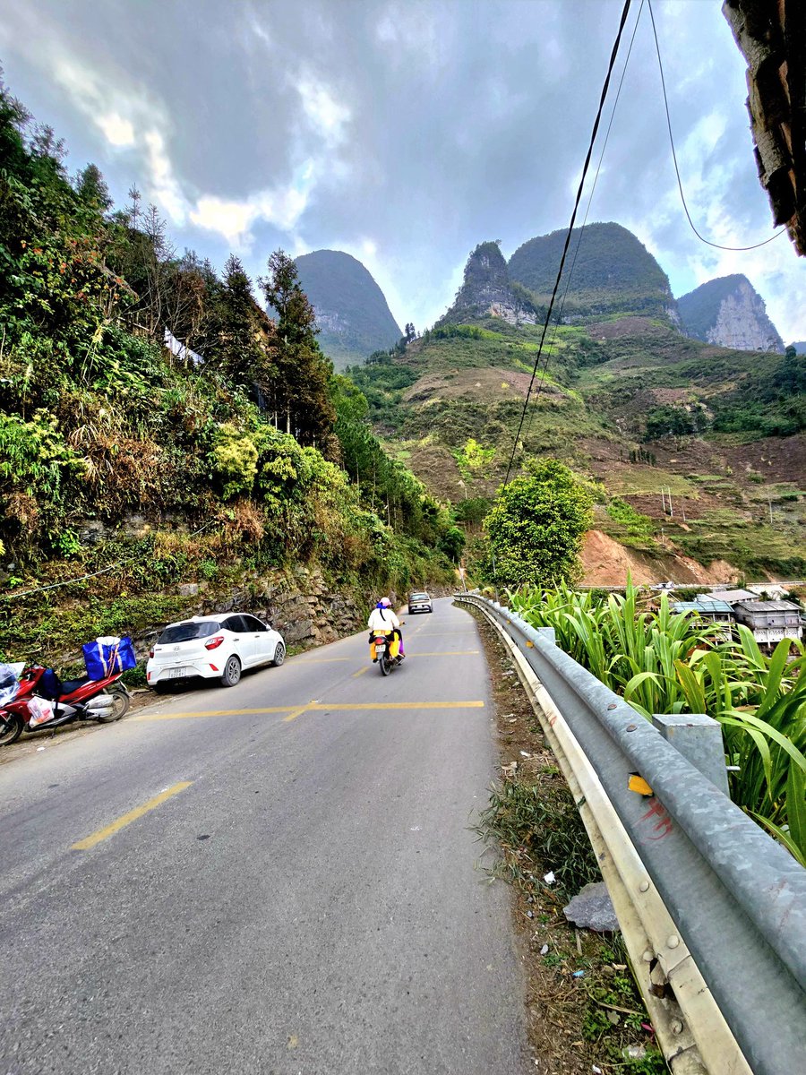 Boss1881's tweet image. Hà Giang Loop Day 2 🇻🇳  
From misty valleys of Yên Minh to the cliff-hugging curves of Mã Pí Lèng Pass into the heart of Đồng Văn and the soul of Mèo Vạc

Ride with us: youtu.be/utSOx2GlZxg  

#HaGiangLoop #MaPiLengPass #VietnamMotorbike #RenOverSea #AdventureRide #Vietnam