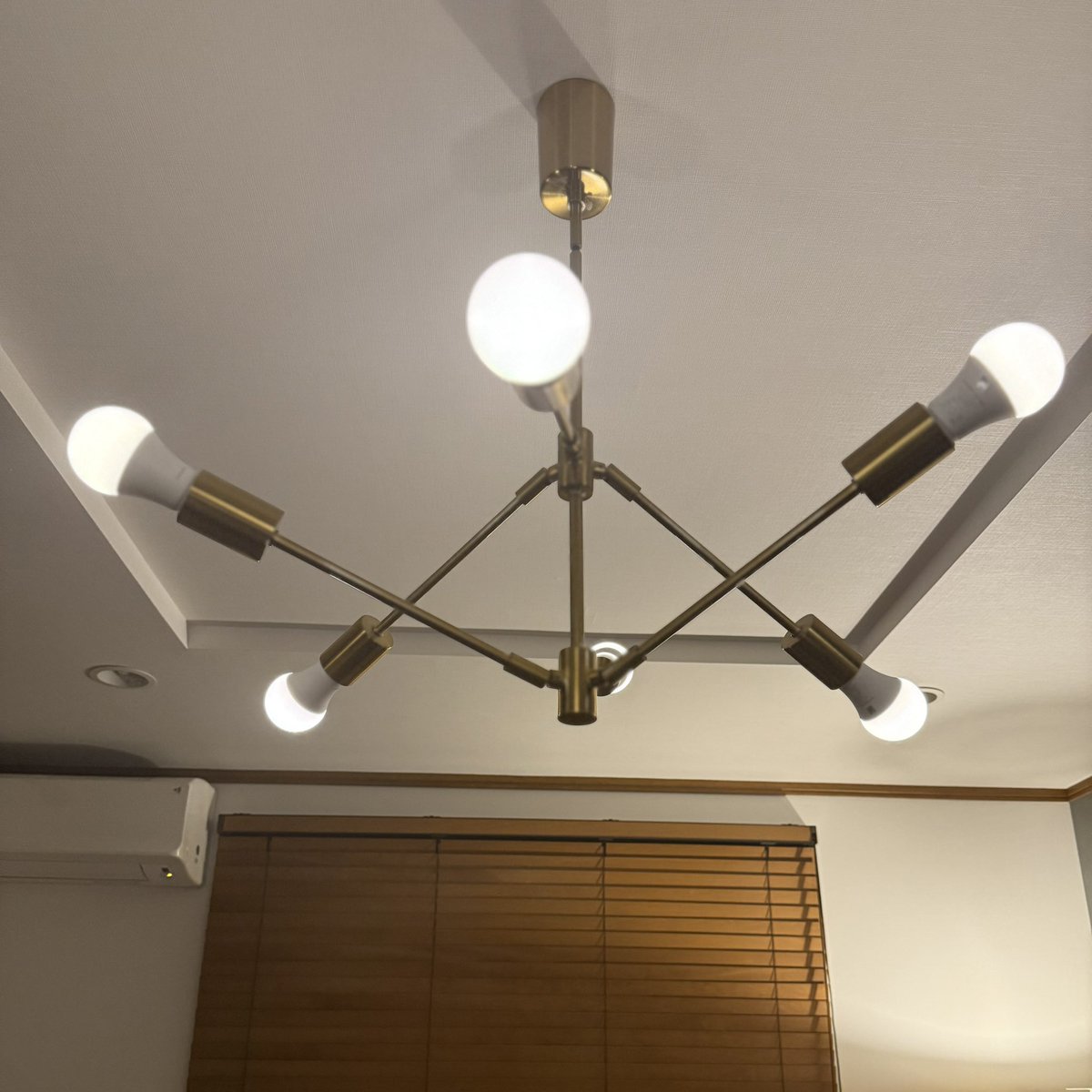 ari_ari1111's tweet image. よく見かけるこの照明。ゴールド好きなのでドンピシャだったのだけど、買ってみたら後悔‥。なぜって6個も電球があるから眩しくて。そこで、今回switch botの電球にしてみたらこれが大正解！色も明るさも変えられる。明るさは1%で充分。ぜひお試しを✨