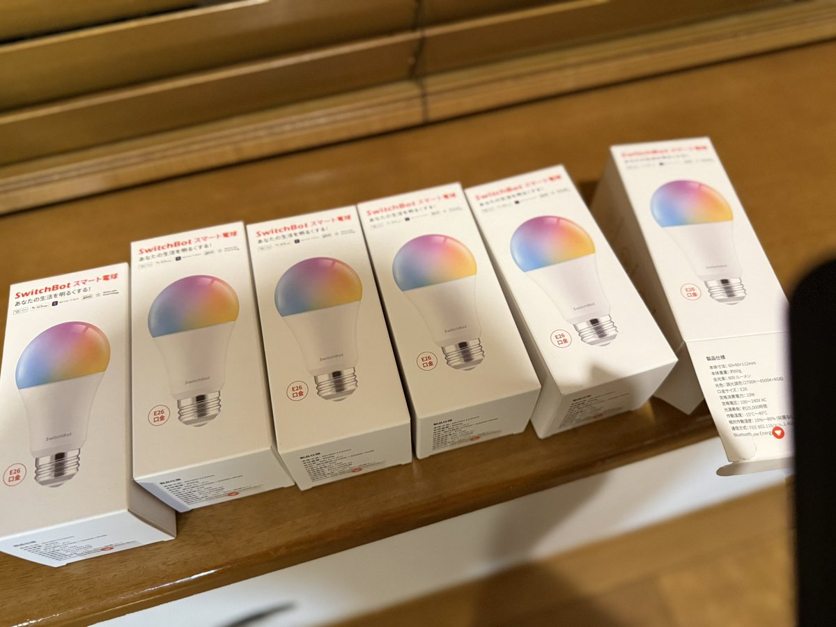 ari_ari1111's tweet image. よく見かけるこの照明。ゴールド好きなのでドンピシャだったのだけど、買ってみたら後悔‥。なぜって6個も電球があるから眩しくて。そこで、今回switch botの電球にしてみたらこれが大正解！色も明るさも変えられる。明るさは1%で充分。ぜひお試しを✨