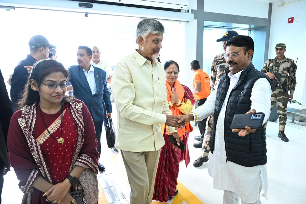 AndhraPradeshCM's tweet image. బీహార్ ముఖ్యమంత్రి గా శ్రీ నితీశ్ కుమార్ ప్రమాణ స్వీకార కార్యక్రమంలో పాల్గొనేందుకు పాట్నా చేరుకున్న గౌరవ ముఖ్యమంత్రి శ్రీ నారా చంద్రబాబునాయుడు, మంత్రి శ్రీ నారా లోకేష్ లకు ఎన్డీఏ నేతలు, కార్యకర్తలు, అధికారులు విమానాశ్రయంలో ఘన స్వాగతం పలికారు.