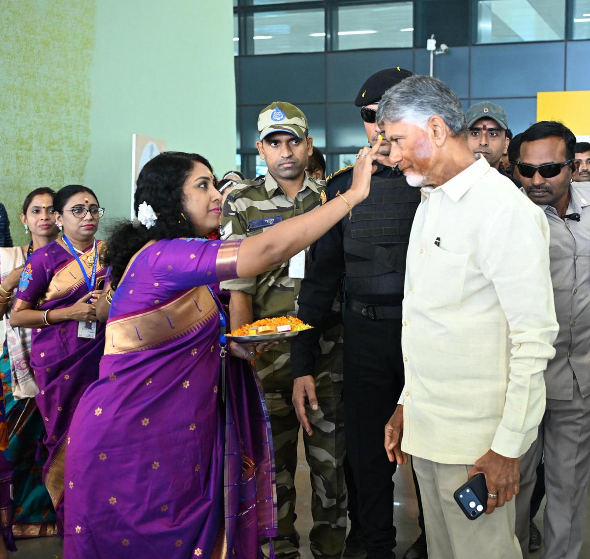 AndhraPradeshCM's tweet image. బీహార్ ముఖ్యమంత్రి గా శ్రీ నితీశ్ కుమార్ ప్రమాణ స్వీకార కార్యక్రమంలో పాల్గొనేందుకు పాట్నా చేరుకున్న గౌరవ ముఖ్యమంత్రి శ్రీ నారా చంద్రబాబునాయుడు, మంత్రి శ్రీ నారా లోకేష్ లకు ఎన్డీఏ నేతలు, కార్యకర్తలు, అధికారులు విమానాశ్రయంలో ఘన స్వాగతం పలికారు.