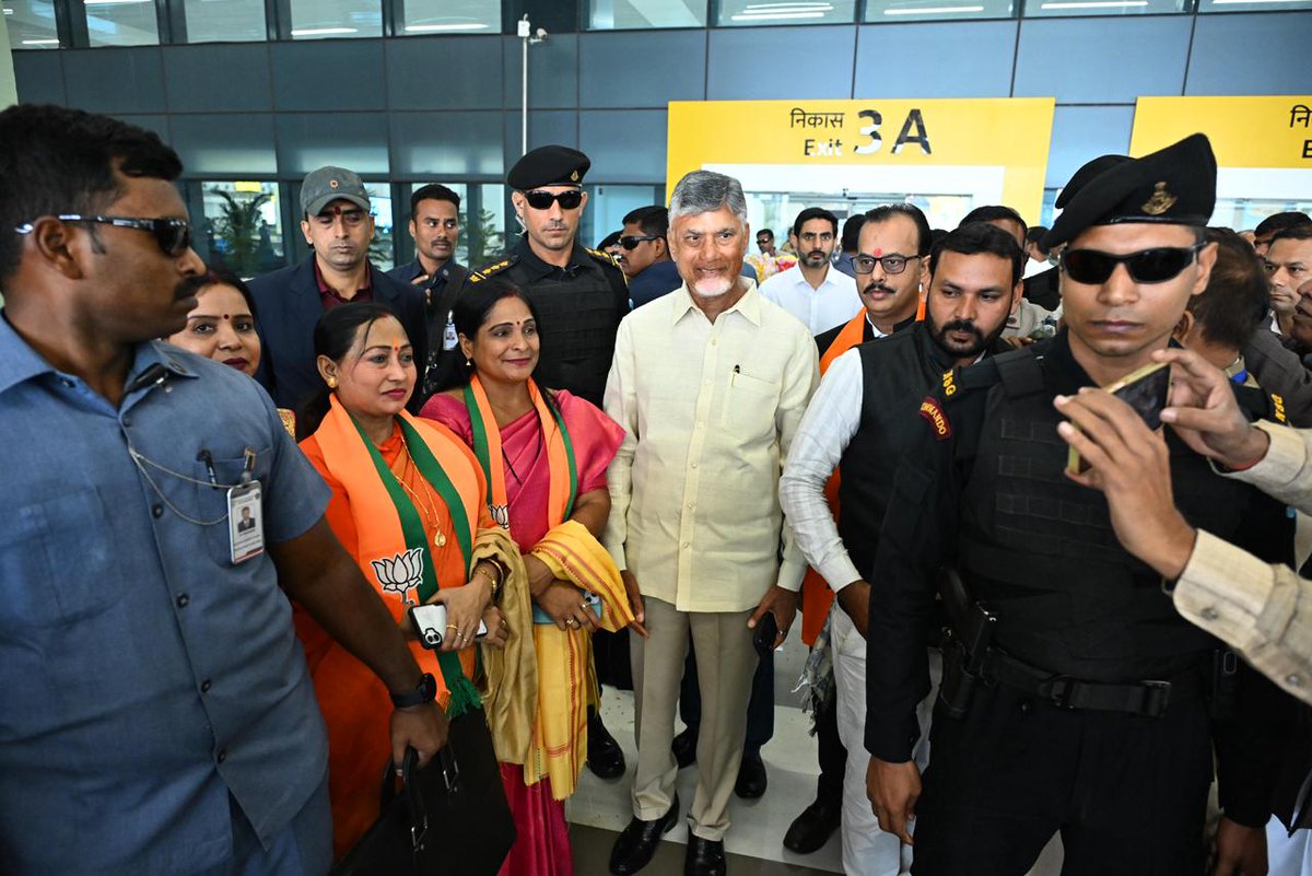 AndhraPradeshCM's tweet image. బీహార్ ముఖ్యమంత్రి గా శ్రీ నితీశ్ కుమార్ ప్రమాణ స్వీకార కార్యక్రమంలో పాల్గొనేందుకు పాట్నా చేరుకున్న గౌరవ ముఖ్యమంత్రి శ్రీ నారా చంద్రబాబునాయుడు, మంత్రి శ్రీ నారా లోకేష్ లకు ఎన్డీఏ నేతలు, కార్యకర్తలు, అధికారులు విమానాశ్రయంలో ఘన స్వాగతం పలికారు.