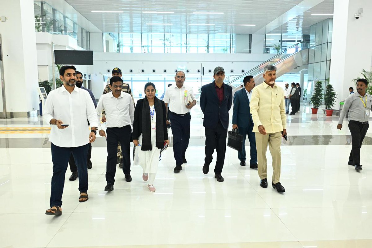 AndhraPradeshCM's tweet image. బీహార్ ముఖ్యమంత్రి గా శ్రీ నితీశ్ కుమార్ ప్రమాణ స్వీకార కార్యక్రమంలో పాల్గొనేందుకు పాట్నా చేరుకున్న గౌరవ ముఖ్యమంత్రి శ్రీ నారా చంద్రబాబునాయుడు, మంత్రి శ్రీ నారా లోకేష్ లకు ఎన్డీఏ నేతలు, కార్యకర్తలు, అధికారులు విమానాశ్రయంలో ఘన స్వాగతం పలికారు.