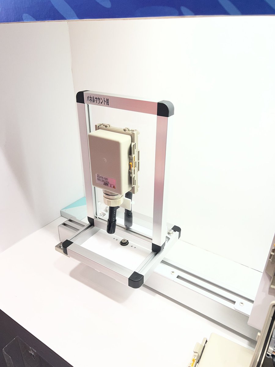 東洋技研　IP67コネクター
端子箱の中に配線し、蓋を重ねることで接続。
従来の複合コネクタなどと違い、盤のパネルカット不要。
良き