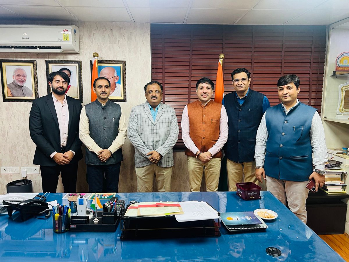 CentralSanskrit's tweet image. @CentralSanskrit को विद्या प्रचारिणी सभा पलवल,@hsvbaghola हरियाणा संस्कृत विधापीठ ने 12 एकड़ भूमि #CSU को दान स्वरूप भेंट की है। कुलपति @shrivarakhedi ने कहा भूमि दान से बड़ा परोपकार नही। 
@PMOIndia
@EduMinOfIndia
@dpradhanbjp
@NayabSainiBJP
@ragamuki @indpawarM @kuldeep_prof