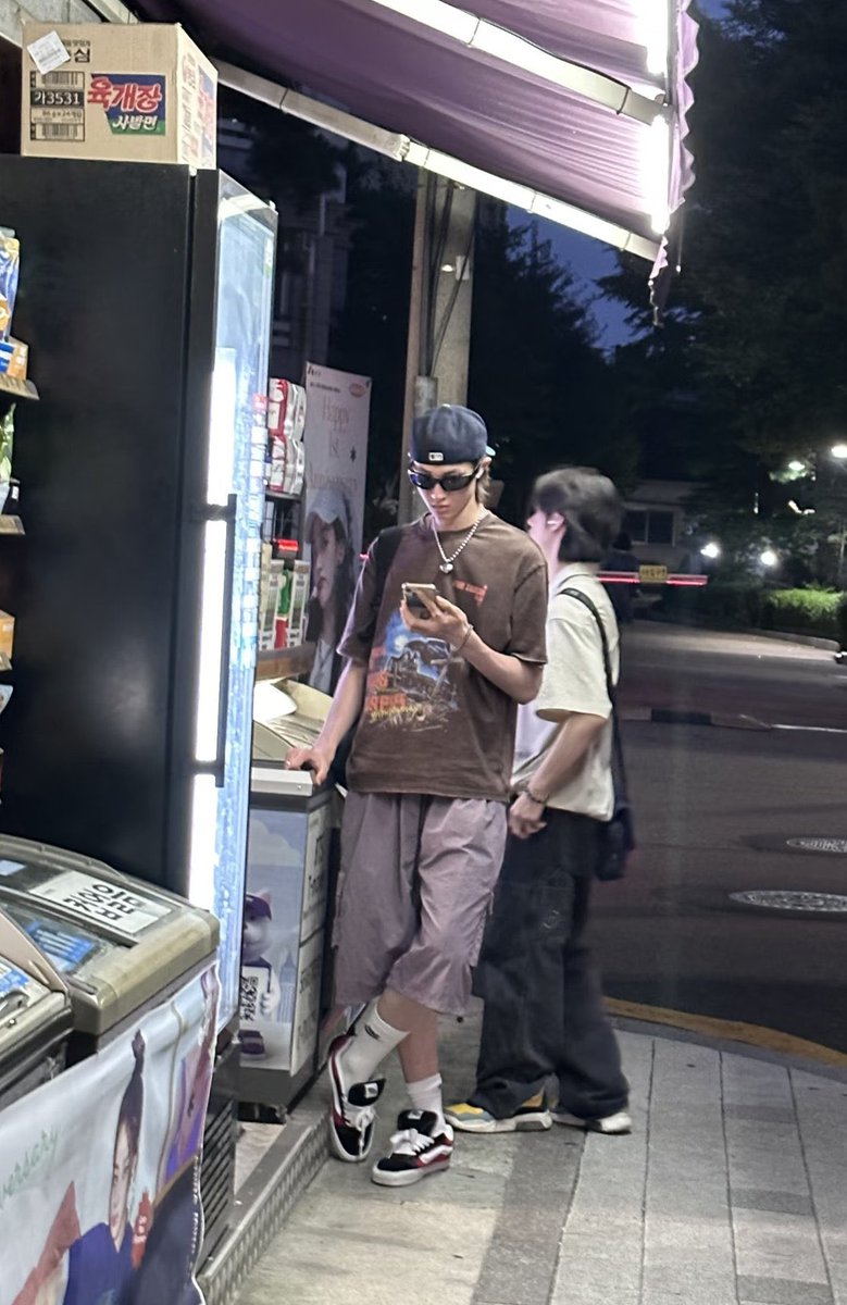 lovewooyou's tweet image. 말도안돼 이게마틴중3때라고?
나중3때는걍헤어롤말고디어달링틴트발랐는데