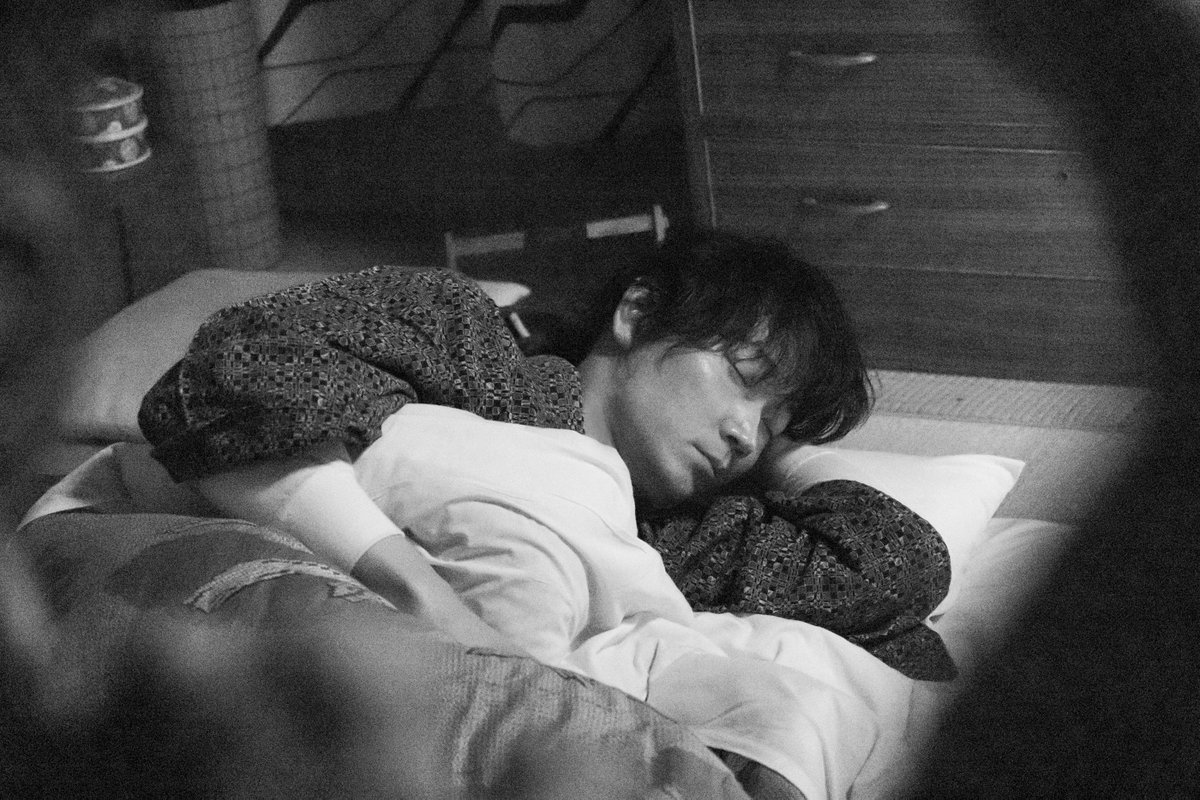 hoshitsuki_film's tweet image. •••┈┈┈┈┈┈┈┈┈┈┈┈•••
　　　  作家・矢添の
　  一人暮らしの日常生活📷
•••┈┈┈┈┈┈┈┈┈┈┈┈•••

1960年代という時代設定にリアリティを与える
#昭和レトロ の美術セット

“目は口ほどにものを言う”を体現している
綾野剛さんの瞳にも要注目です🖋…