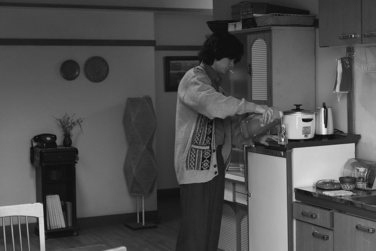 hoshitsuki_film's tweet image. •••┈┈┈┈┈┈┈┈┈┈┈┈•••
　　　  作家・矢添の
　  一人暮らしの日常生活📷
•••┈┈┈┈┈┈┈┈┈┈┈┈•••

1960年代という時代設定にリアリティを与える
#昭和レトロ の美術セット

“目は口ほどにものを言う”を体現している
綾野剛さんの瞳にも要注目です🖋…