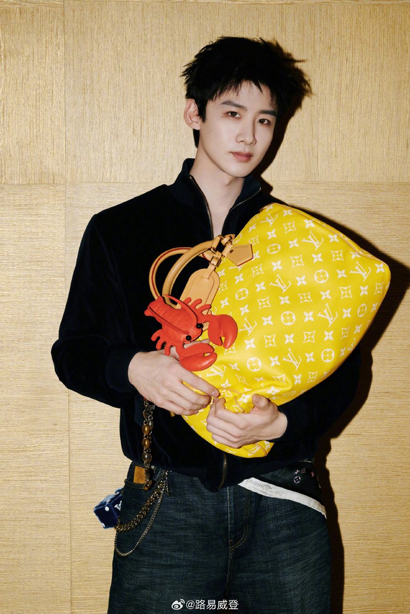baijingting_th's tweet photo. 251120 Louis Vuitton Official Weibo Update 

ก้าวเดินอย่างผ่อนคลาย ผ่านทิวทัศน์ของเมืองใหญ่ แบรนด์แอมบาสเดอร์ Louis Vuitton #ไป๋จิ้งถิง
สวมคอลเลกชันสุภาพบุรุษ Early Spring 2026 ปรากฏตัวที่ร้าน Louis Vuitton Maison เซี่ยงไฮ้ ณ ห้างสรรพสินค้า Henglong Plaza

#白敬亭 #BaiJingting https://t.co/pEm8j4FbmT