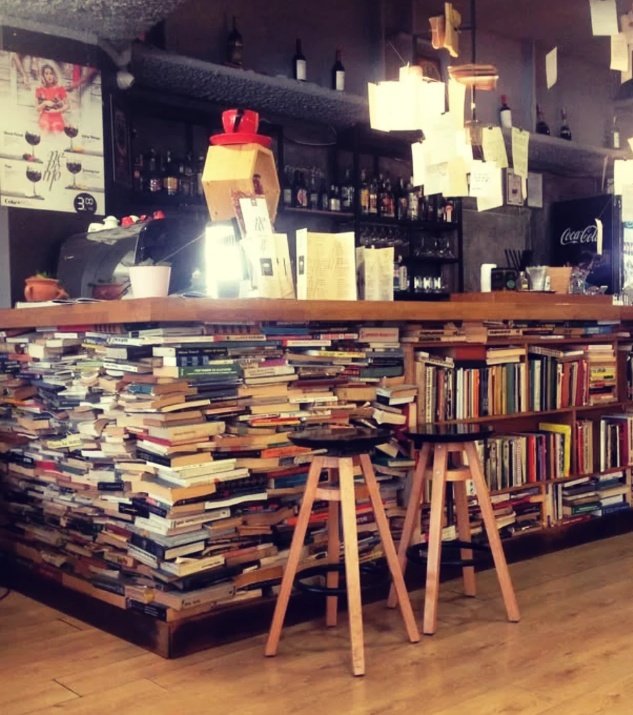 writingnomad999's tweet image. Not a bad spot to stop for a brew...

#books #bookshelf #writingcommunity #reading #bar #coffeelover #coffeeandbooks