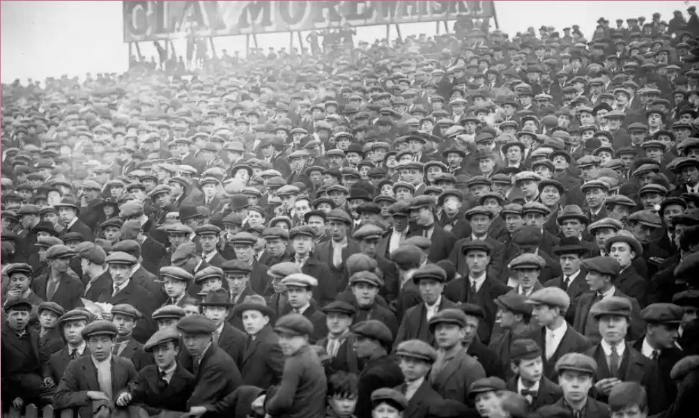 footballmemorys's tweet image. A packed Den back in 1923

#MFC #Millwall #Lions #Fans