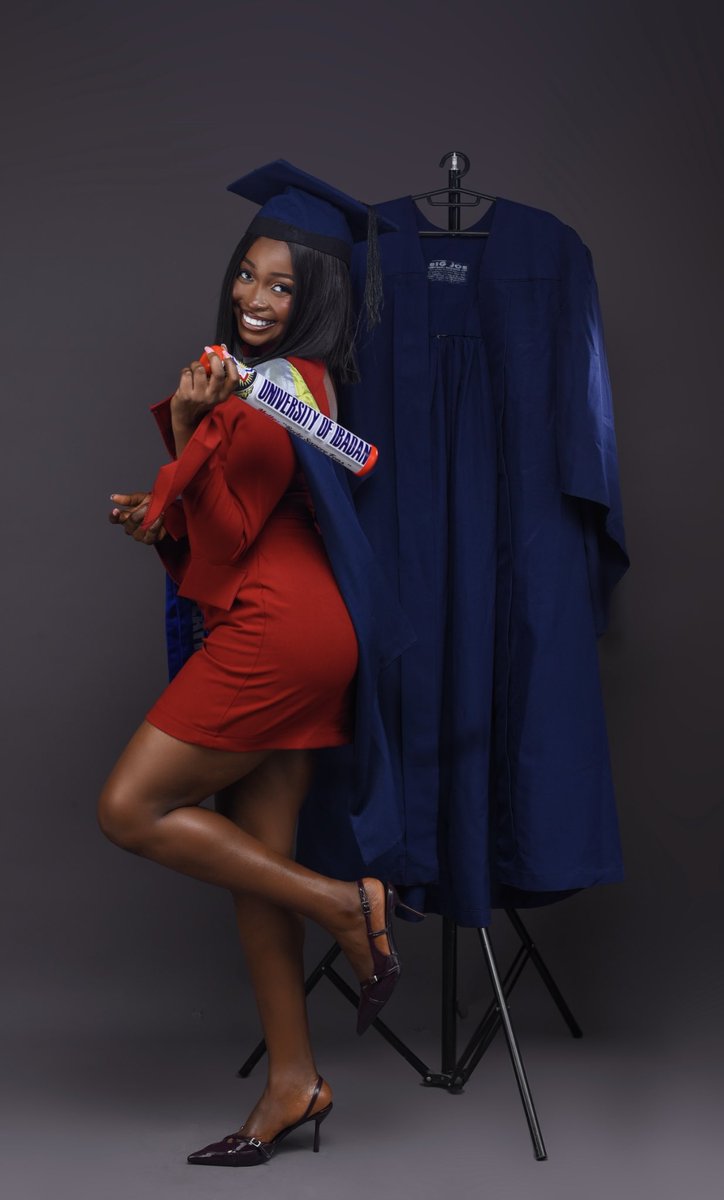 I'm now your latest political scientist and psychologist make una bring job for me ooo😀