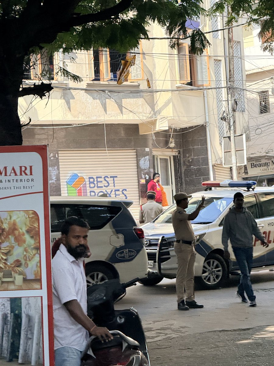 dollarlev5gclam's tweet photo. Eroju hyd ki mana  @ysjagan anna nampally court 
police వాళ్ళు భారీ బందోబస్త్ ఏర్పాటు చేశారు https://t.co/gyiw1MWG4H