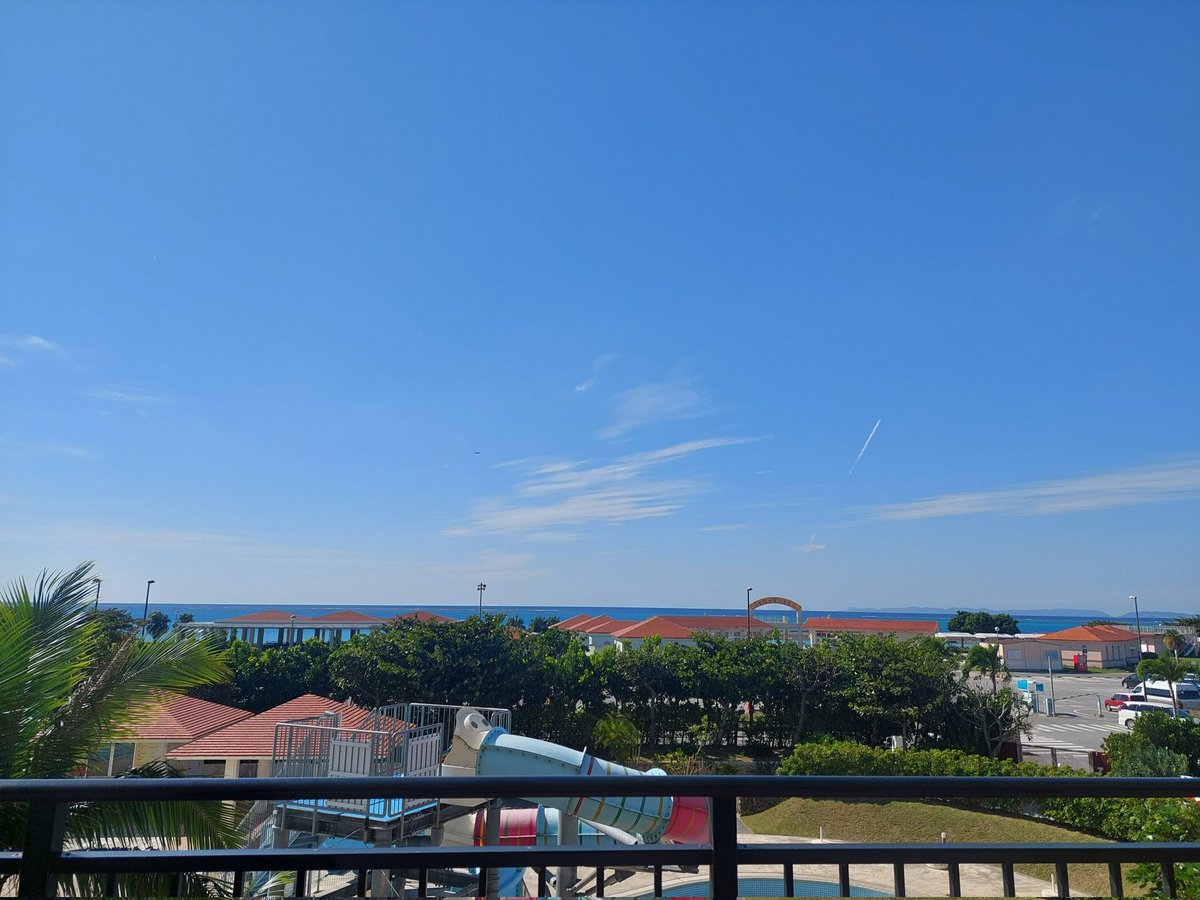 jyoruru's tweet photo. 沖縄の空きれい https://t.co/keABqoOJSN