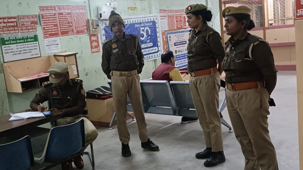 bahraichpolice's tweet image. #SPBahraich के निर्देशन में, थाना दरगाह शरीफ पुलिस ने अपराध/अपराधियों पर नियंत्रण के दृष्टिगत ATM/बैंकों के आस-पास संदिग्धों की चेकिंग तथा बैंकों में लगे सुरक्षा व्यवस्था सम्बन्धित उपकरणों को चेक कर बैंक सुरक्षा ड्यूटी पर लगे सुरक्षाकर्मियों को आवश्यक दिशा-निर्देश दिए। #UPPolice