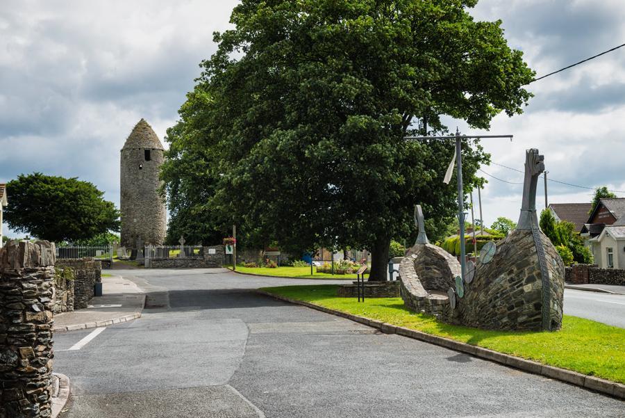20 Nov: St Áed Findliath (d. 879). "fair-grey Áed". mac Néill. King of Tara, High King of Ireland. Died in the monastery of Druim Inesclainn/#Dromiskin #Louth 20 Nov 879. Round tower there. Burnt &amp; pillaged by Vikings &amp; Irish many times! 📷Kieran Campbell, Ireland Highlights x2