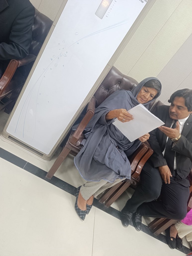 علیمہ خان اے ٹی سی  راولپنڈی پہنچ گئیی۔
#ملاقات_سے_کیوں_ڈرتے_ہو