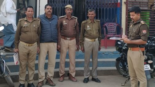 bahraichpolice's tweet image. #SPBahraich के निर्देशन में, थाना नानपारा पुलिस ने अपराध/अपराधियों पर नियंत्रण के दृष्टिगत ATM/बैंकों के आस-पास संदिग्धों की चेकिंग तथा बैंकों में लगे सुरक्षा व्यवस्था सम्बन्धित उपकरणों को चेक कर बैंक सुरक्षा ड्यूटी पर लगे सुरक्षाकर्मियों को आवश्यक दिशा-निर्देश दिए। #UPPolice