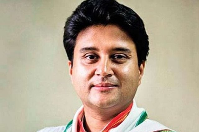 khurpenchh's tweet image. बग़ैर गूगल किए इनके मंत्रालय का नाम बताने वाले को पाँच वाला टेढ़े मेढ़े और दस वाली फ्रूटी।