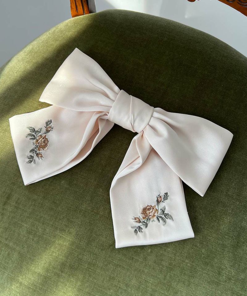 ローズ刺繍が目を惹くビッグリボンバレッタ🌹🎀fint-shop.com/c/all/55BB17a0…
