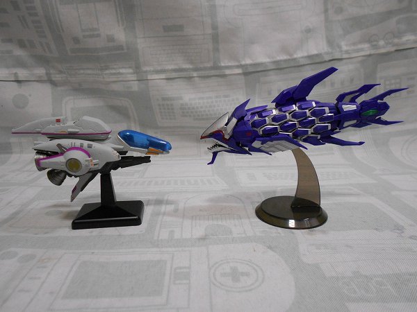 休憩時間にぷらぷらと…。
『R-Type Delta: HD Boosted』の発売に合わせてかガチャの『R-TYPE FINAL2 1/180 次元戦闘機コレクション Vol1』を発見。R-TYPEの立体物と言えば「R-9A アローヘッド」が多いですが、なんと「R-99 ラスト・ダンサー」がラインナップに！