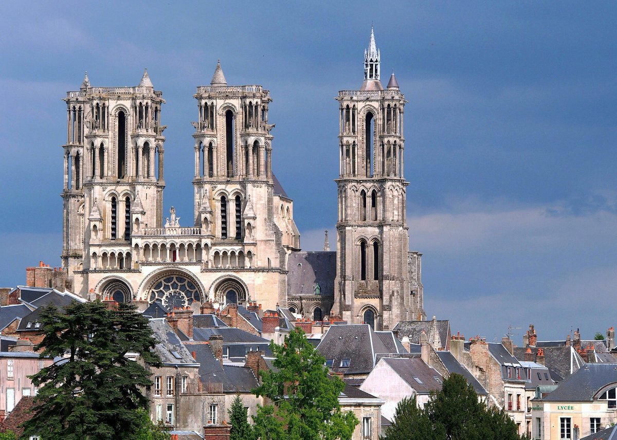 20 Nov: St Autbodus/Autbod/Obode (d. 690). Born in Ireland. He preached in Artois, Hainault &amp; Picardy in NE #France, &amp; #Belgium. He was a companion of St Foillan &amp; St Ultan. Then he withdrew to a hermitage near #Laon (this is where he probably died). 📷Laon Cathedral ©Rolf Kranz