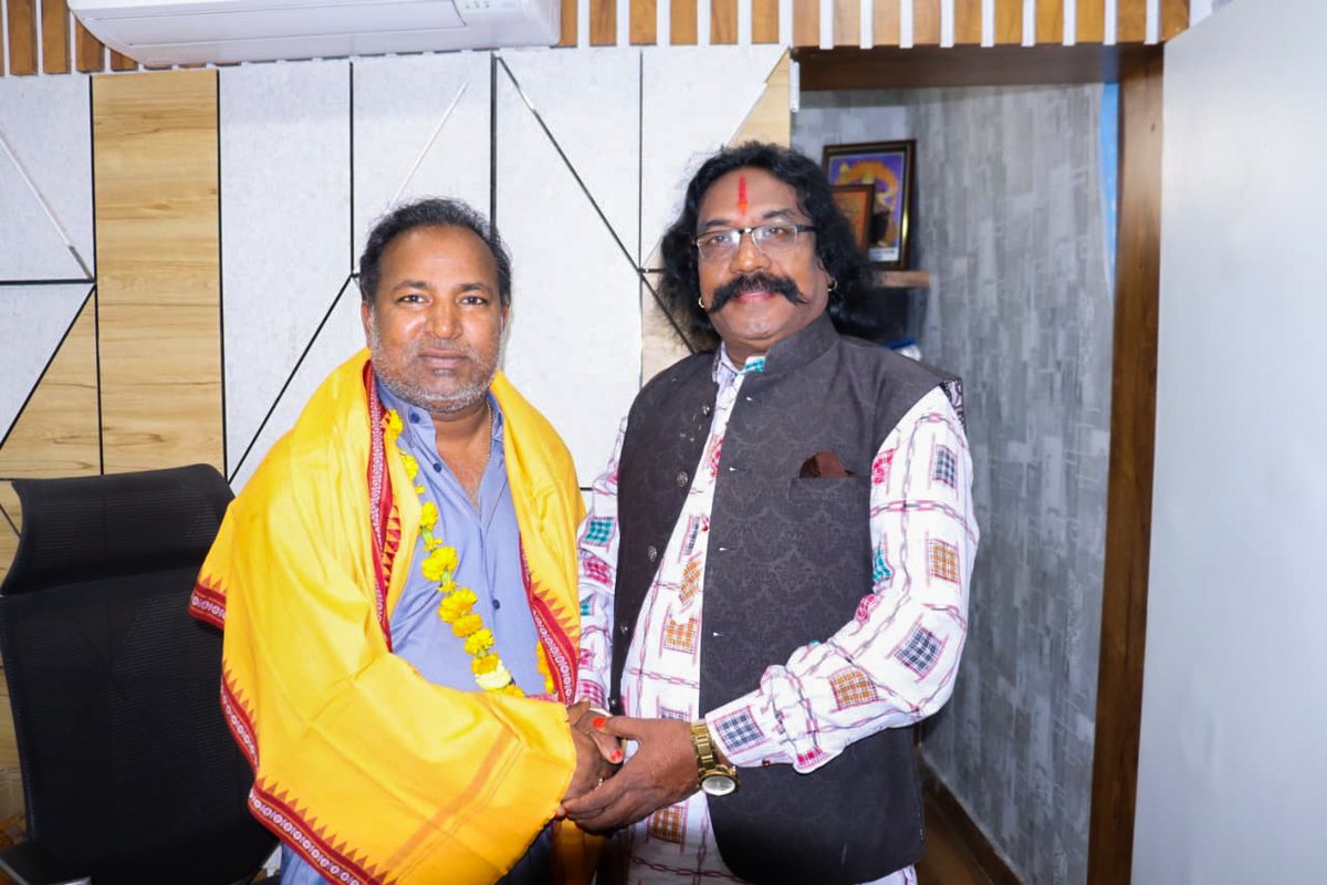 ୭୮ତମ ବିଶ୍ୱ ପ୍ରସିଦ୍ଧ ବରଗଡ଼ର ଧନୁଯାତ୍ରା ପାଇଁ ‘କଂସ’ ଭୂମିକାରେ ଅଭିନୟ କରିବାକୁ ଥିବା ଶ୍ରୀ ସୁଶୀଲ ମେହେରଙ୍କ ନୂତନ ଭାବେ ଚୟନ ହେବା ଖୁସିରେ ତାଙ୍କୁ ହୃଦୟପୂର୍ବକ ଶୁଭେଚ୍ଛା ଜଣାଇଲି। 

#Dhanuyatra2025 #Dhanuyatra #Bargarh